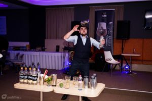 Ponteo Bar & Bowling barmanska show
